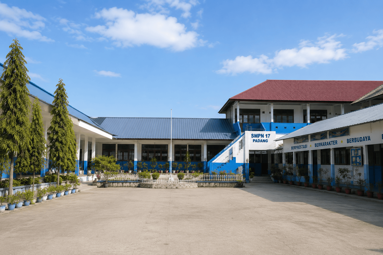 Gedung dan halaman SMP Negeri 17 Padang yang rapi dan asri